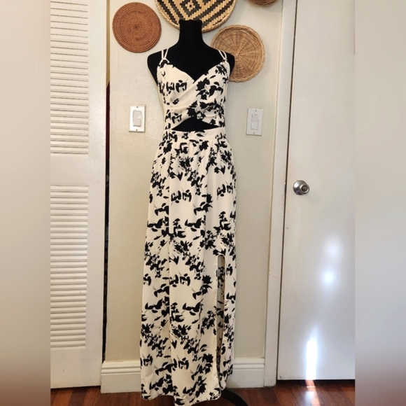 LAST ONE! Black And White Sleeveless Maxi Dress With Cutout - Picture 3 of 11